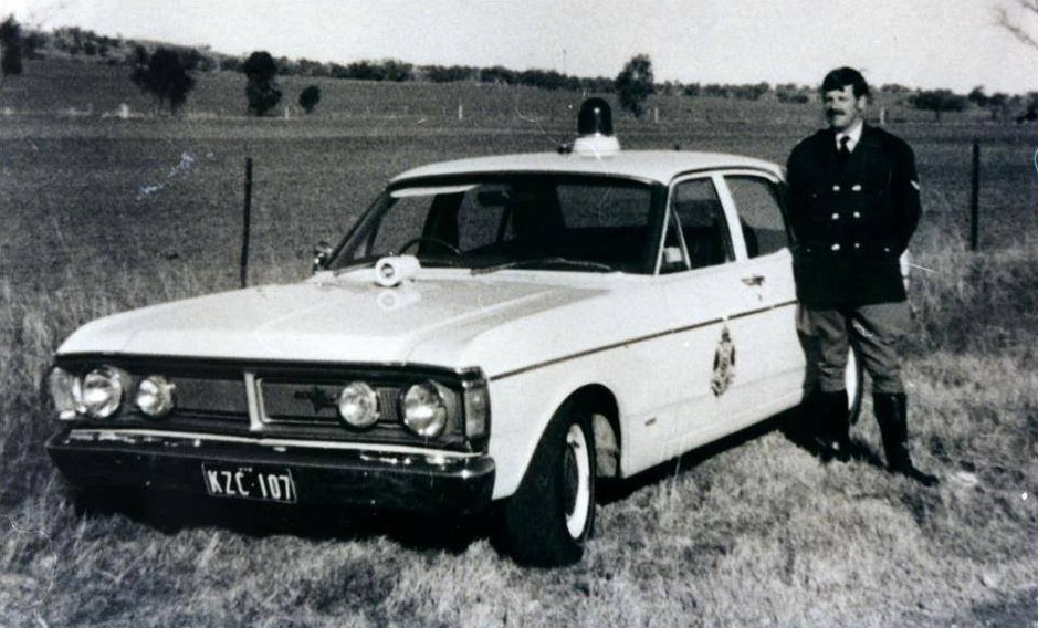 Scalextric C4365 Ford XY Falcon Police Car - Image 6