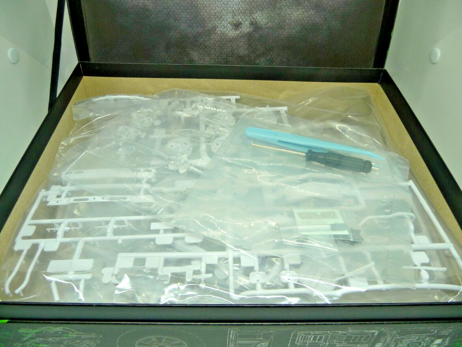 1:24 DDA HQ HOLDEN MONARO GTS 4 DOOR PLASTIC MODEL KIT OPENING BONNET W ENGINE - Image 5